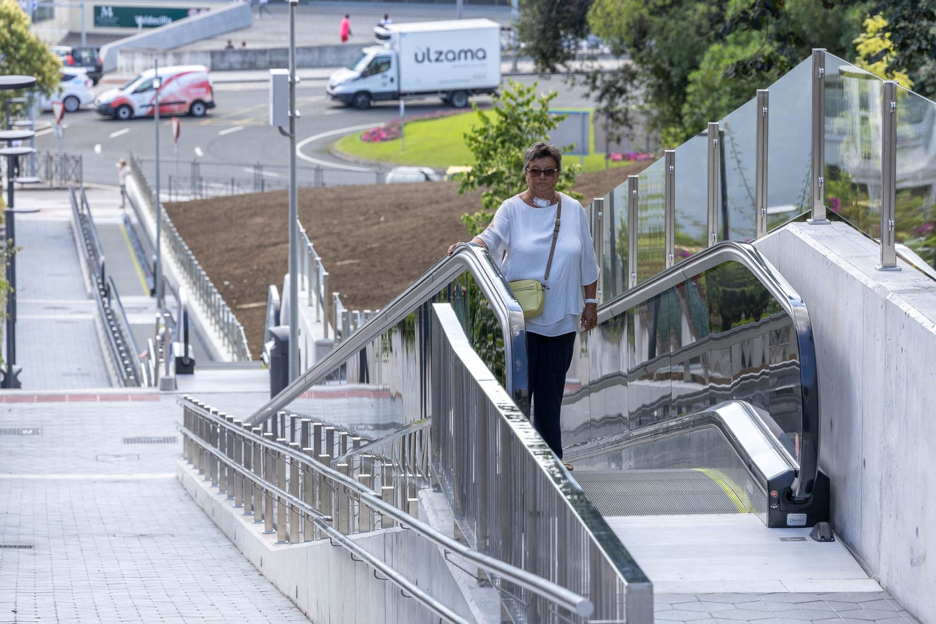 Una vecina utiliza el nuevo itinerario mecánico que salva un desnivel de más de 30 metros a lo largo de la calle Mimosa. 