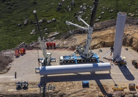 Colocación de los primeros aerogeneradores eólicos en el Parque de El Escudo.