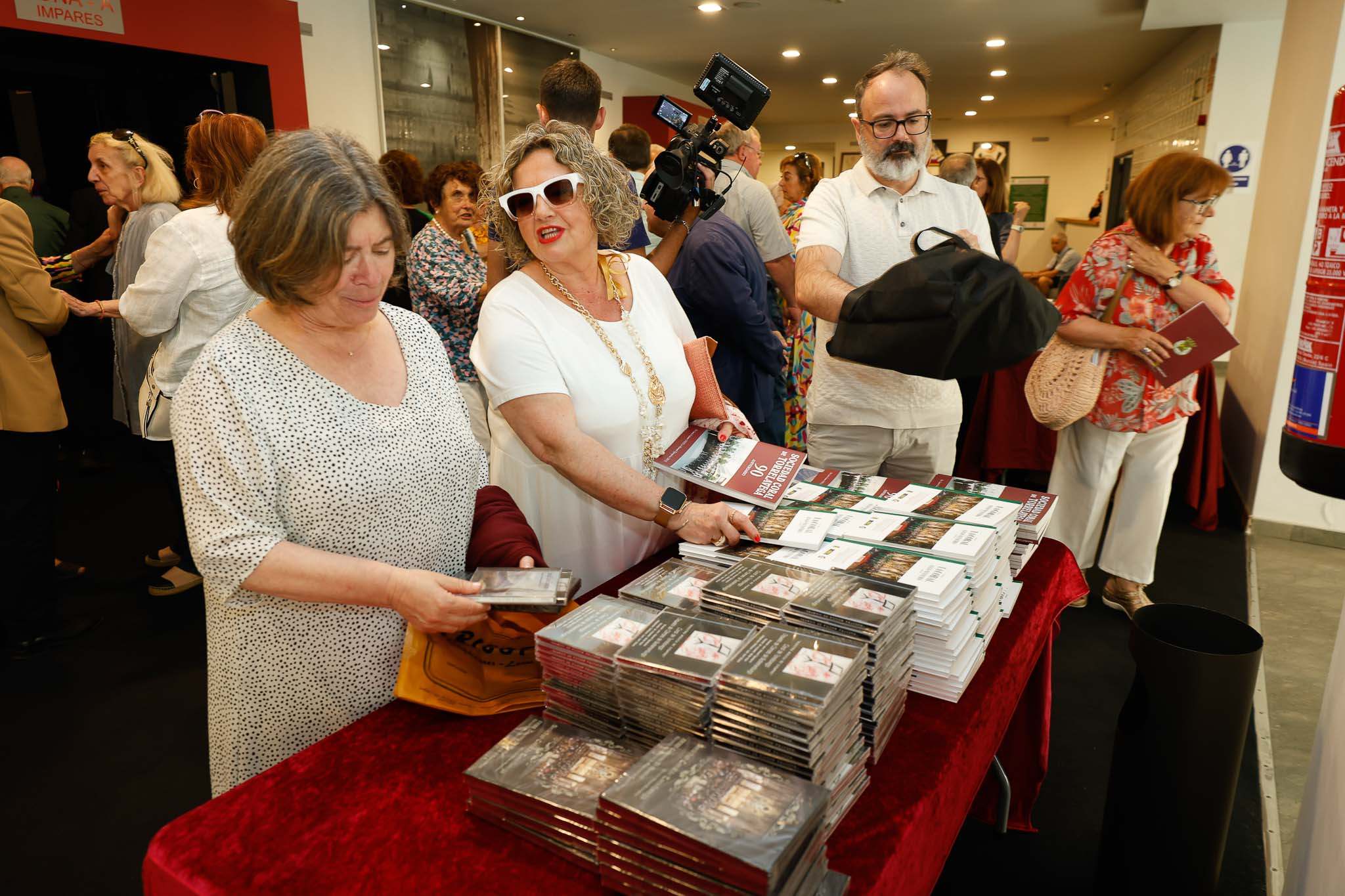 La Sociedad Coral obsequió a los asistentes con algunos discos, en el vestíbulo del teatro.