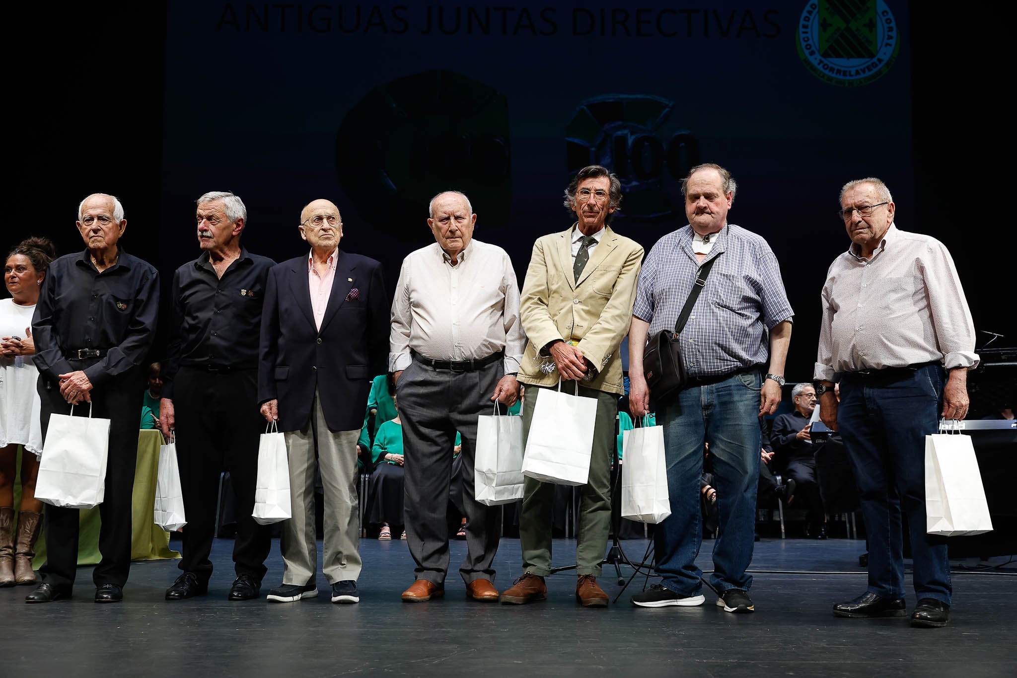 Antiguos directivos de la entidad posan durante el escenario durante el reconocimiento.