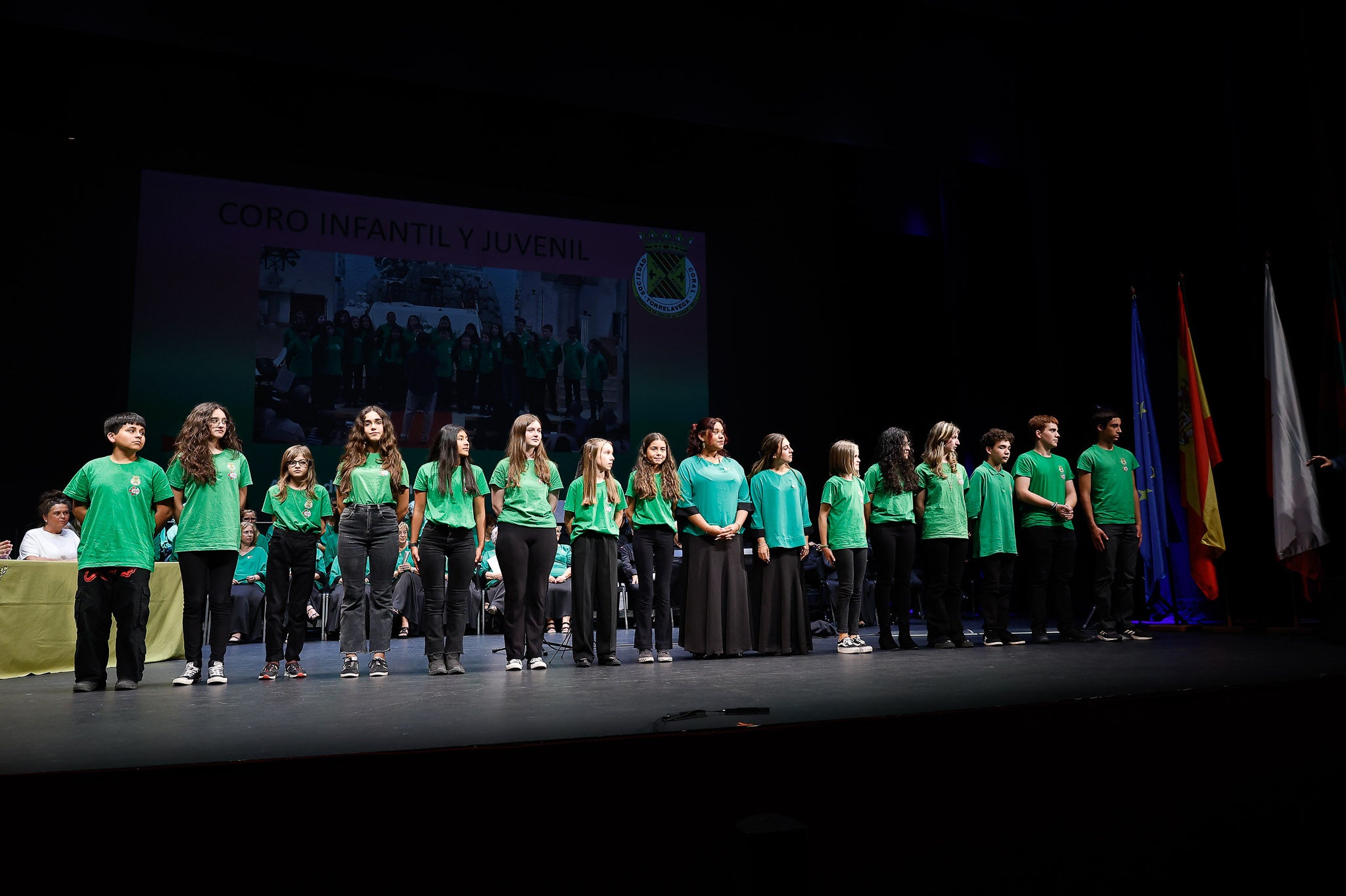 El coro infantil y juvenil también amenizó la cita con una bonita interpretación.
