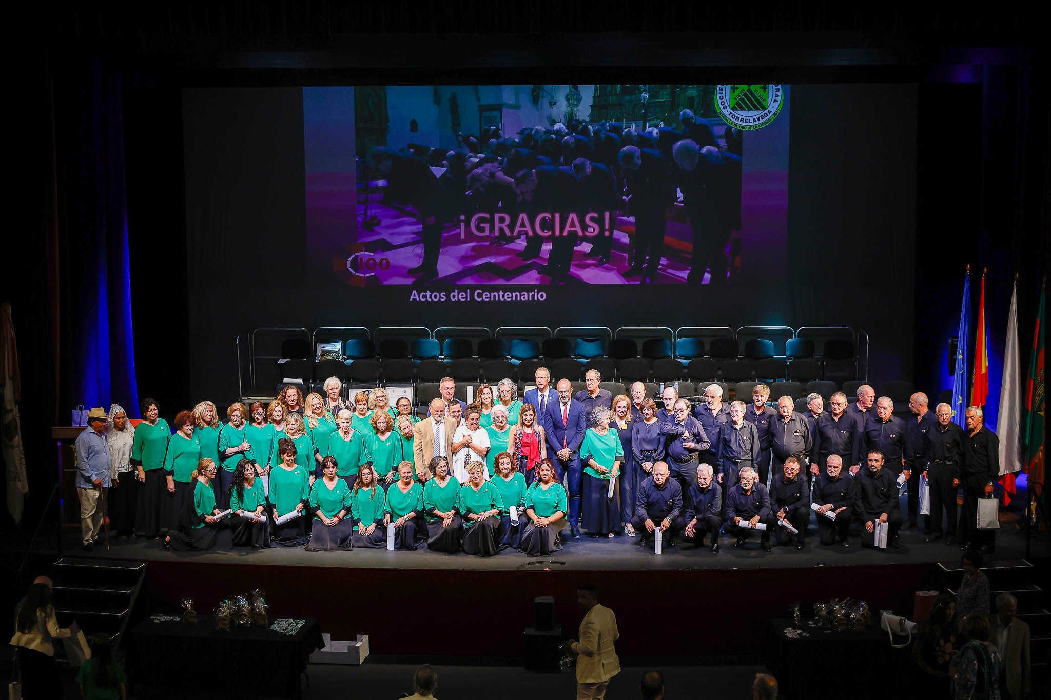 Integrantes del coro infantil y juvenil ofrecen una interpretación, este miércoles, durante la gala de la Coral.