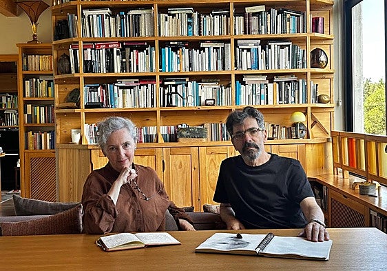 La poeta Menchu Gutiérrez y el pintor Pedro Pertejo.