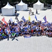 Las peñas que participarán en la Semana Grande, este miércoles en la plaza del Ayuntamiento.