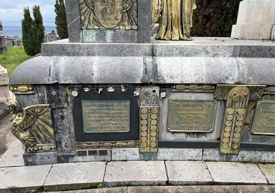 Elementos del panteón del arquitecto Leonardo Rucabado.