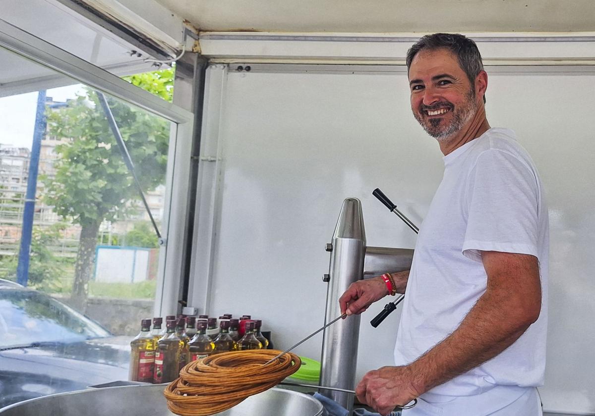 Javier Ochoa prepara una rueda en su churrería de Laredo.