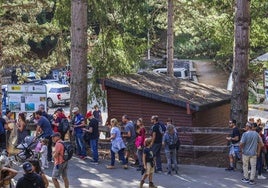 Un grupo de turistas aguarda en la estación inferior de Fuente Dé.