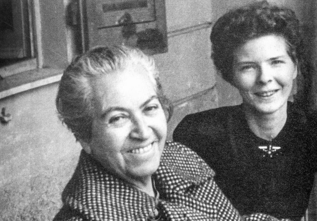 Gabriela Mistral y Doris Dana, en 1951