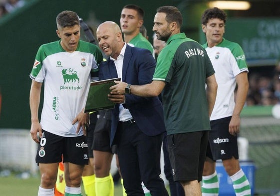 Íñigo Sainz-Maza recibe instrucciones de José Alberto López y Pablo Álvarez durante el Racing-Eibar de la temporada recién finalizada.