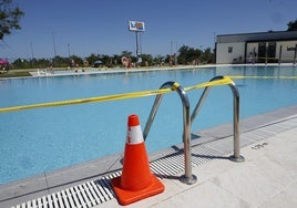 Vaso principal de la piscina municipal de Tanos, este miércoles, clausurado tras los hechos.