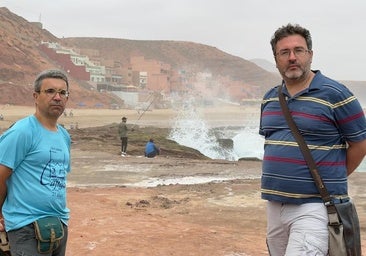 El activista de Cantabria por el Sáhara Raúl Conde y el periodista Óscar Allende, en Marruecos.