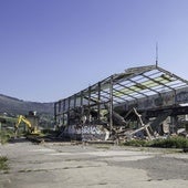 Estado que presenta una de las naves principales de la antigua fábrica de Simsa, ubicada en la localidad de Pontejos.