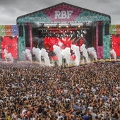 Miles de asistentes inmersos en el género urbano frente al escenario del Reggaeton Beach Festival en una edición anterior.