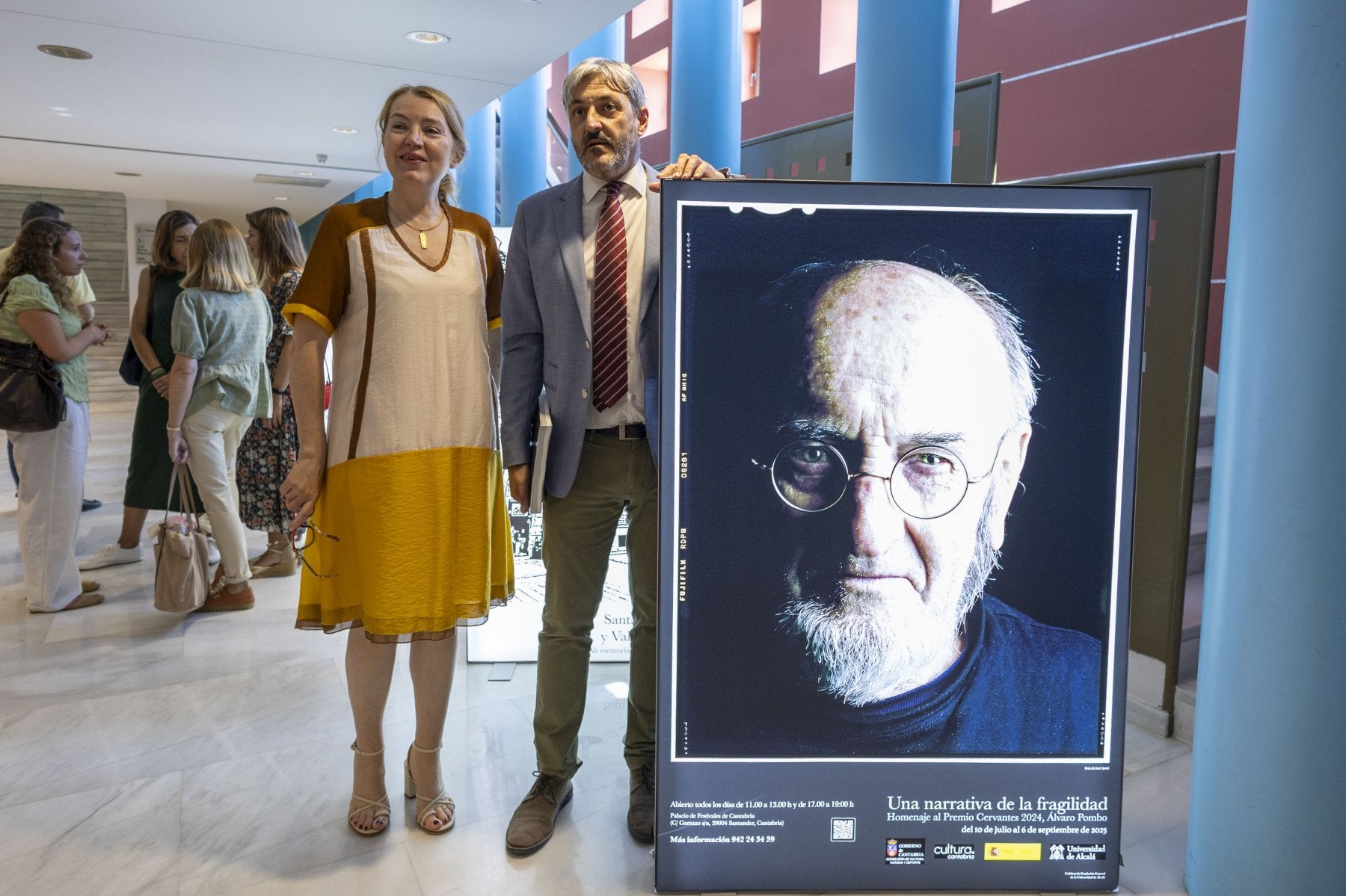 Eva Guillermina Fernández y Mario Crespo en la apertura de la exposición dedicada a Pombo.