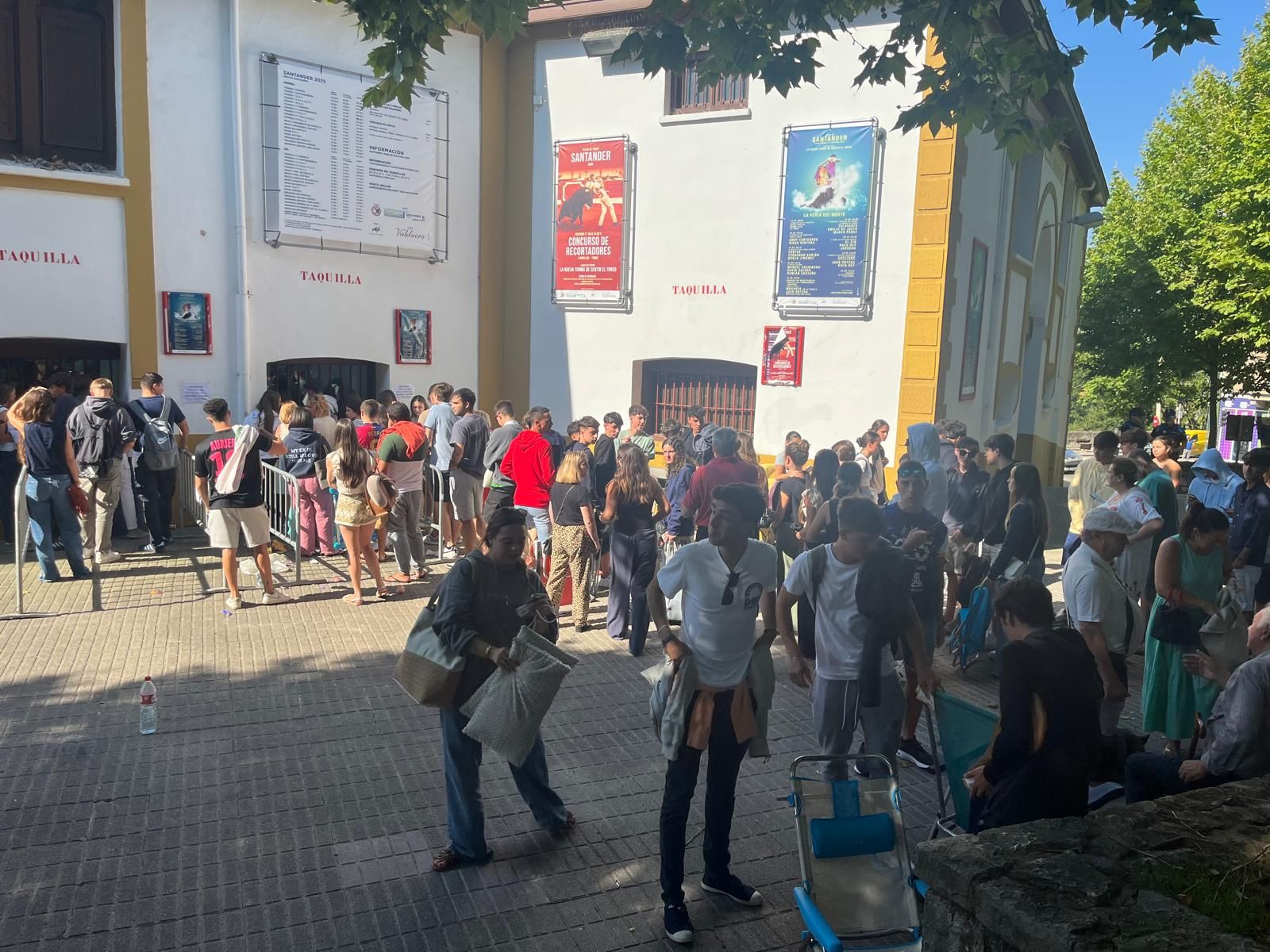 Largas colas para conseguir un abono joven para la Feria de Santiago