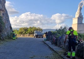 Personal contratado realizando labores de mantenimiento de zonas verdes.