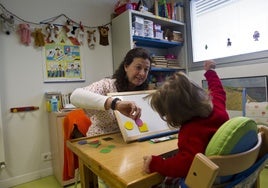 Una logopeda de Atención Temprana trabaja con una niña.