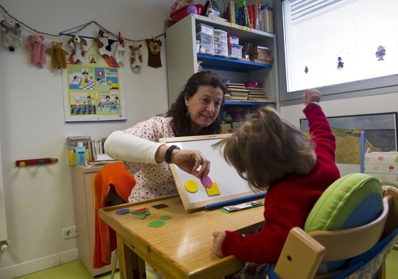 Una logopeda de Atención Temprana trabaja con una niña.
