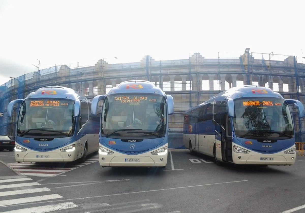 Vehículos de la línea Castro Bilbao.