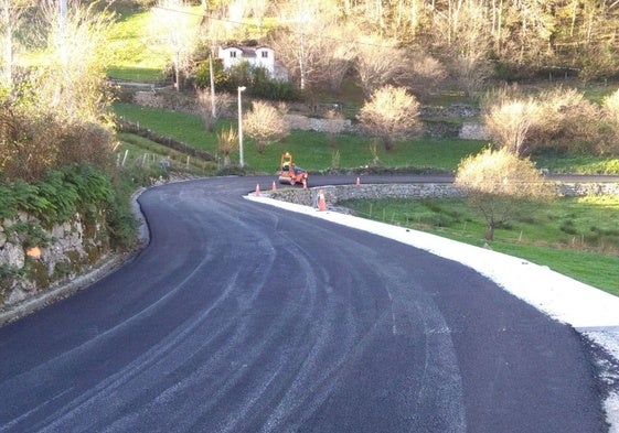 Asfaltado de la carretera de acceso a la Cárcoba, una de las obras investigadas.