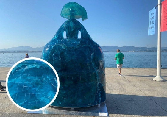 La escultura azul vandalizada de Manolo Valdés en la Bahía de Santander.