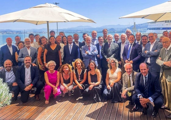 Asociados de Mutua Montañesa antes de la tradicional comida tras la Junta General Anual, ayer en el Hotel Bahía, en Santander.