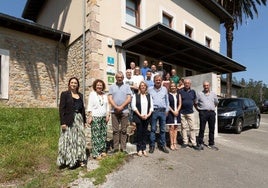 Foto de familia de autoridades y emprendedores de la comarca.