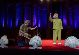 Rafael Álvarez, El Brujo, junto al músico Javier Alejano, en una representación de la obra en el Teatro de Mérida.