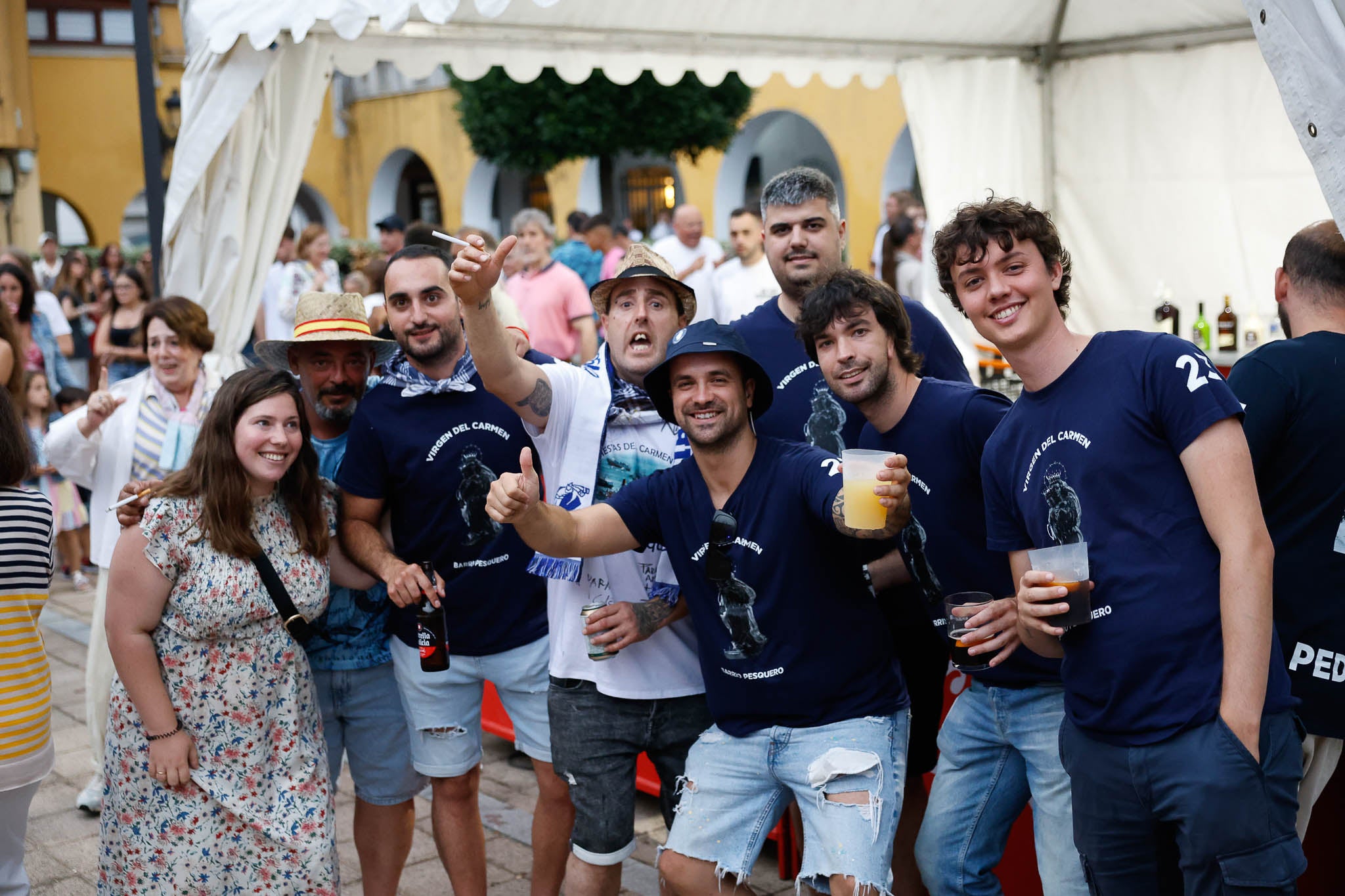 Disfrutando del ambiente de las fiestas.