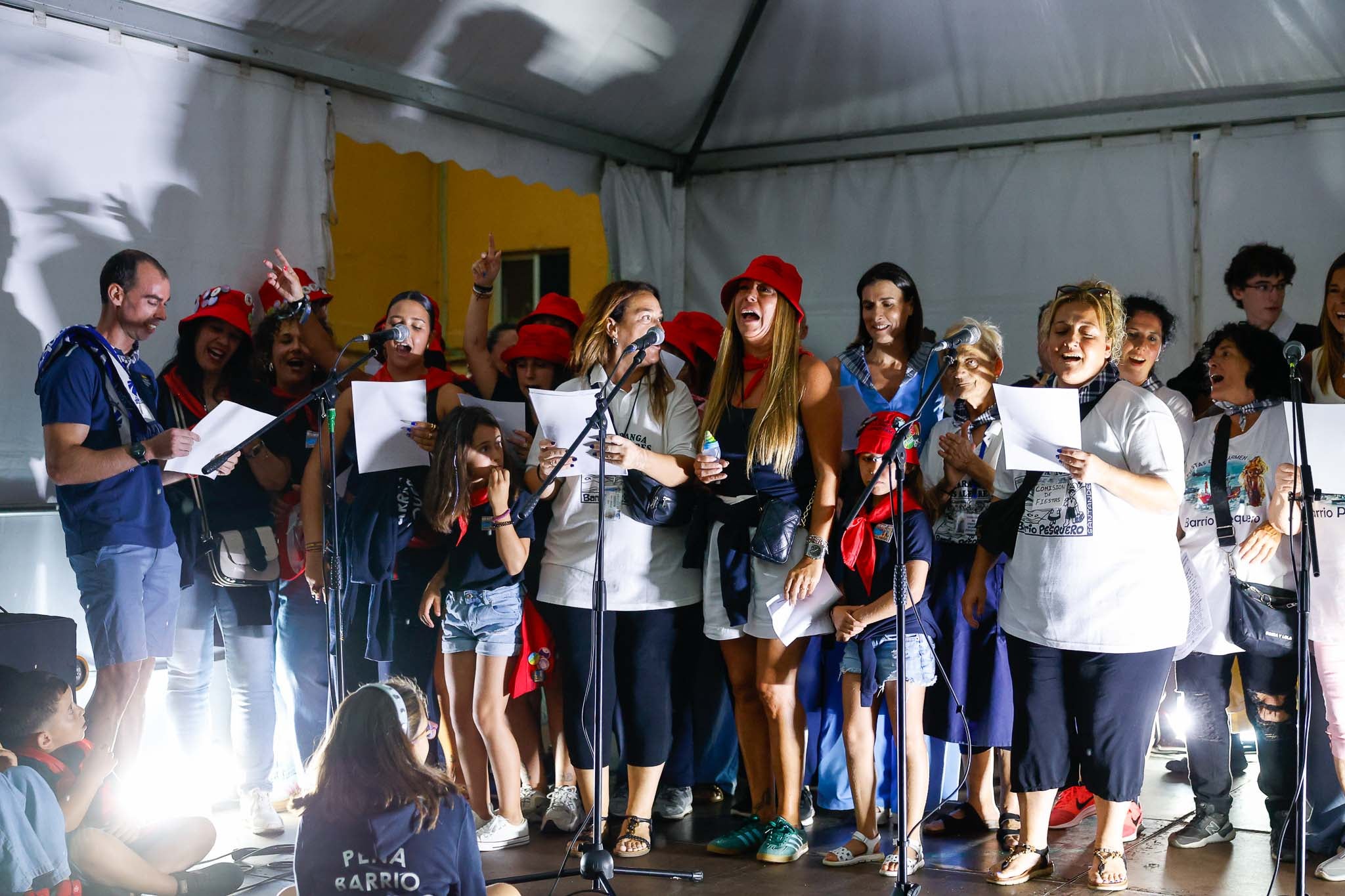 Los vecinos cantaron la canción del barrio junto a la alcaldesa después del pregón.