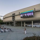 El público se prepara para ver la película 'El 47' en el Centro Botín, que fue introducida por el cineasta Nacho Solana.