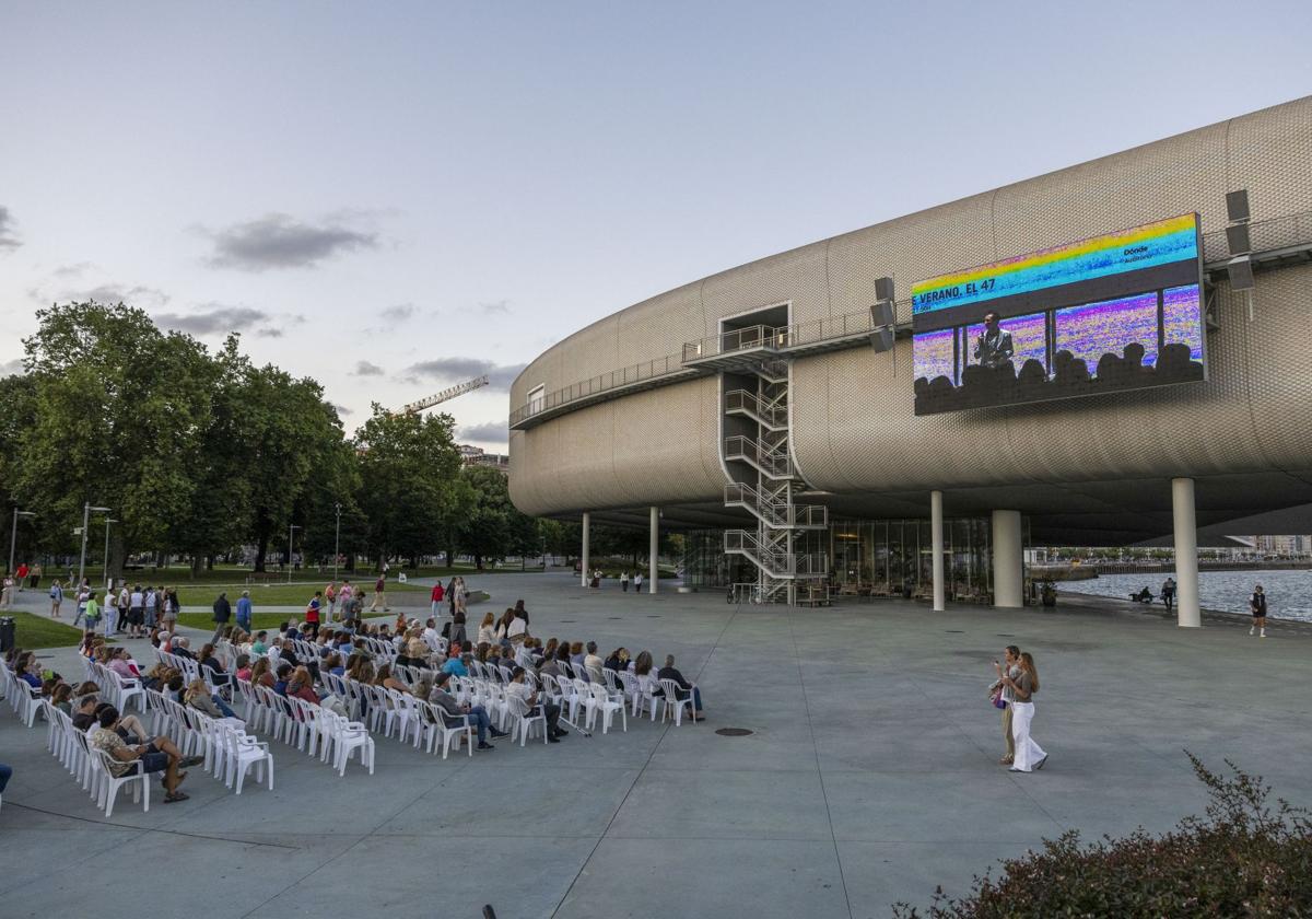 El público se prepara para ver la película 'El 47' en el Centro Botín, que fue introducida por el cineasta Nacho Solana.