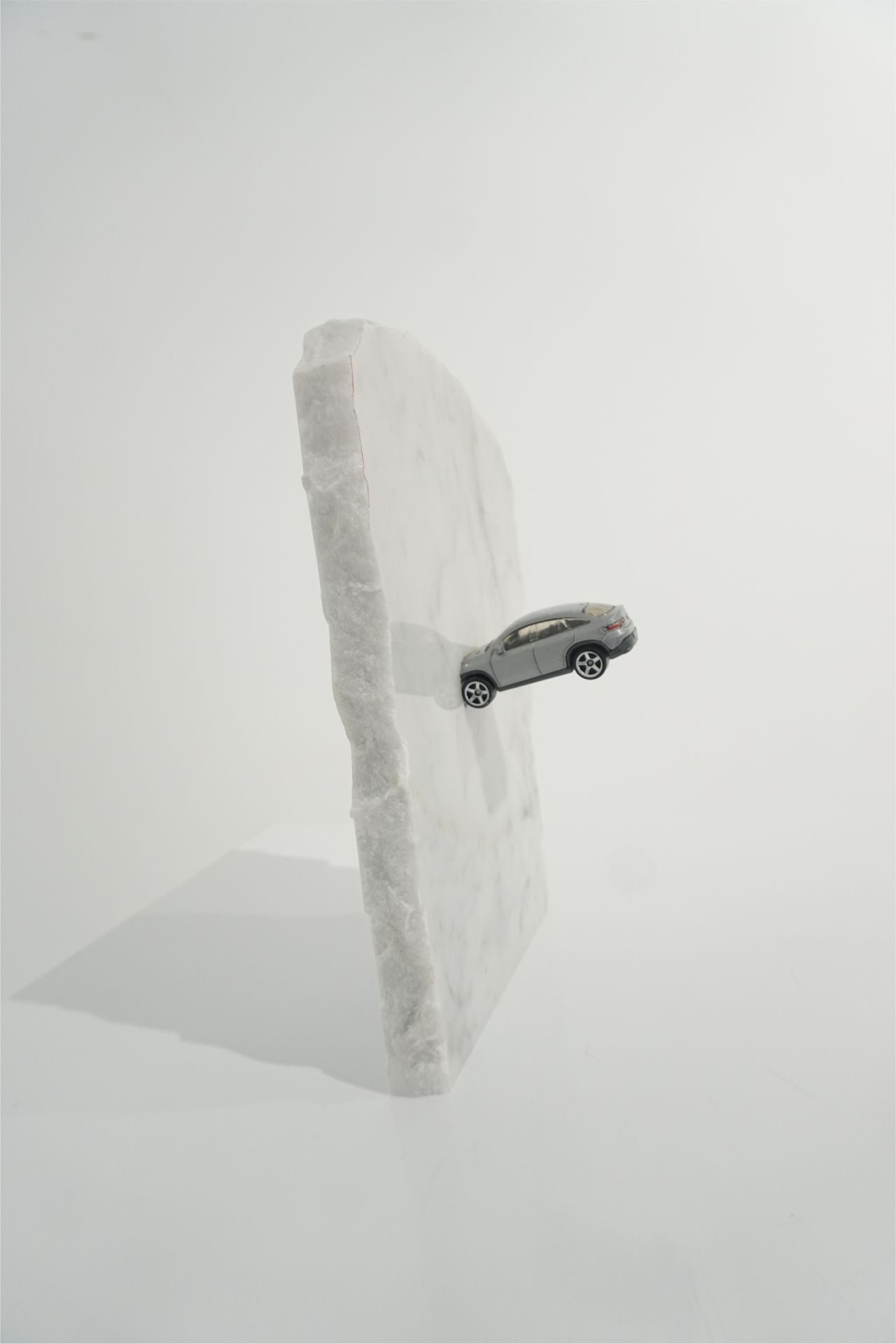 Ana María Poveda. 'Crash', 2023. Coche de juguete sobre mármol. 16x23x8 cm.