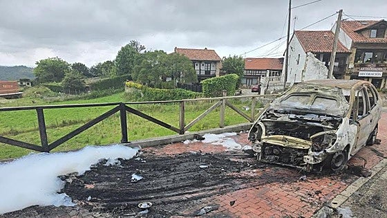 Los bomberos sofocan el incendio de un coche en el pueblo de Canales