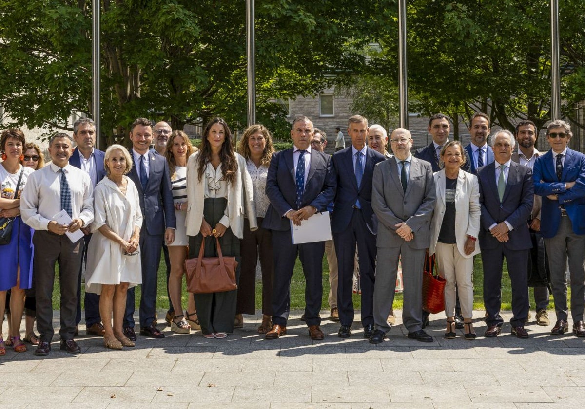 Participantes en la concentración celebrada este viernes en La Salesas de Santander.