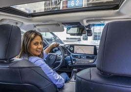 Jeanette Alva, a bordo de su taxi.