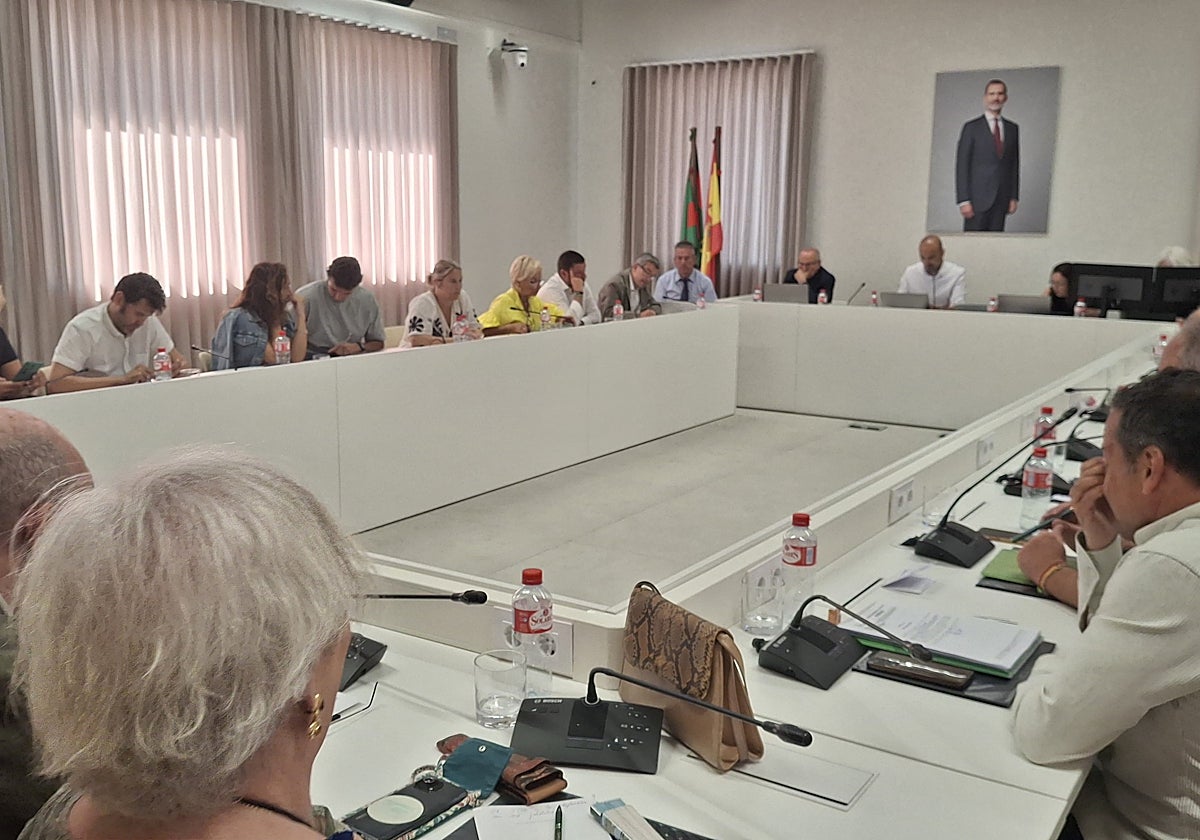 Los grupos debaten durante la sesión, por primera vez celebrada en el nuevo salón de Plenos de La Llama.