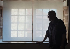 El artista Juan Uslé posa en una de las salas del histórico inmueble de Santillana del Mar.