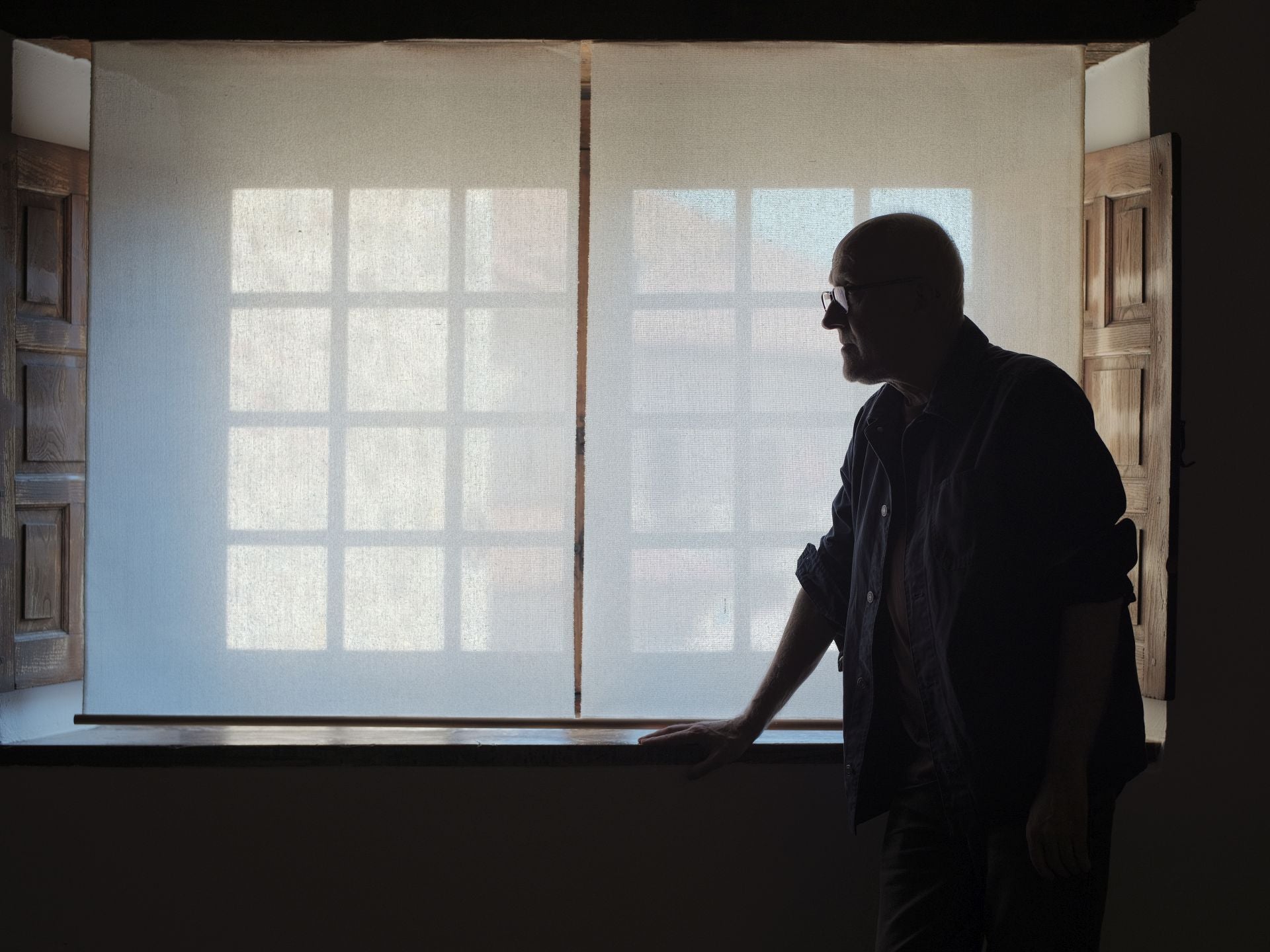 El artista Juan Uslé posa en una de las salas del histórico inmueble de Santillana del Mar.