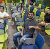 Los estudiantes predoctorales becados por la AECC Cantabria Diego Rosich, Sara Valero, Enrique García y Natalia Sánchez posan en uno de los salones del IBBTEC.