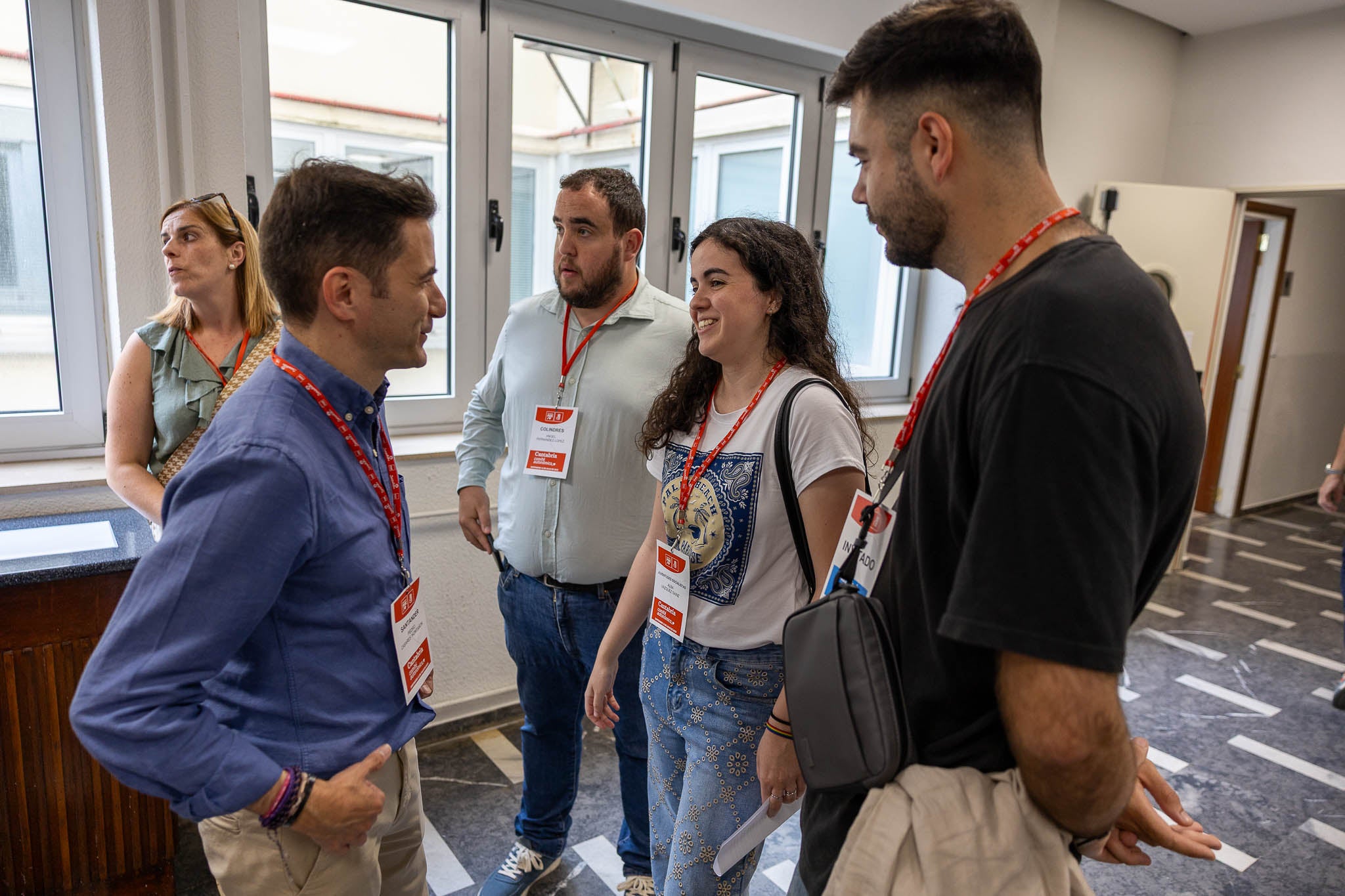 Casares conversa con tres de los asistentes al comité.