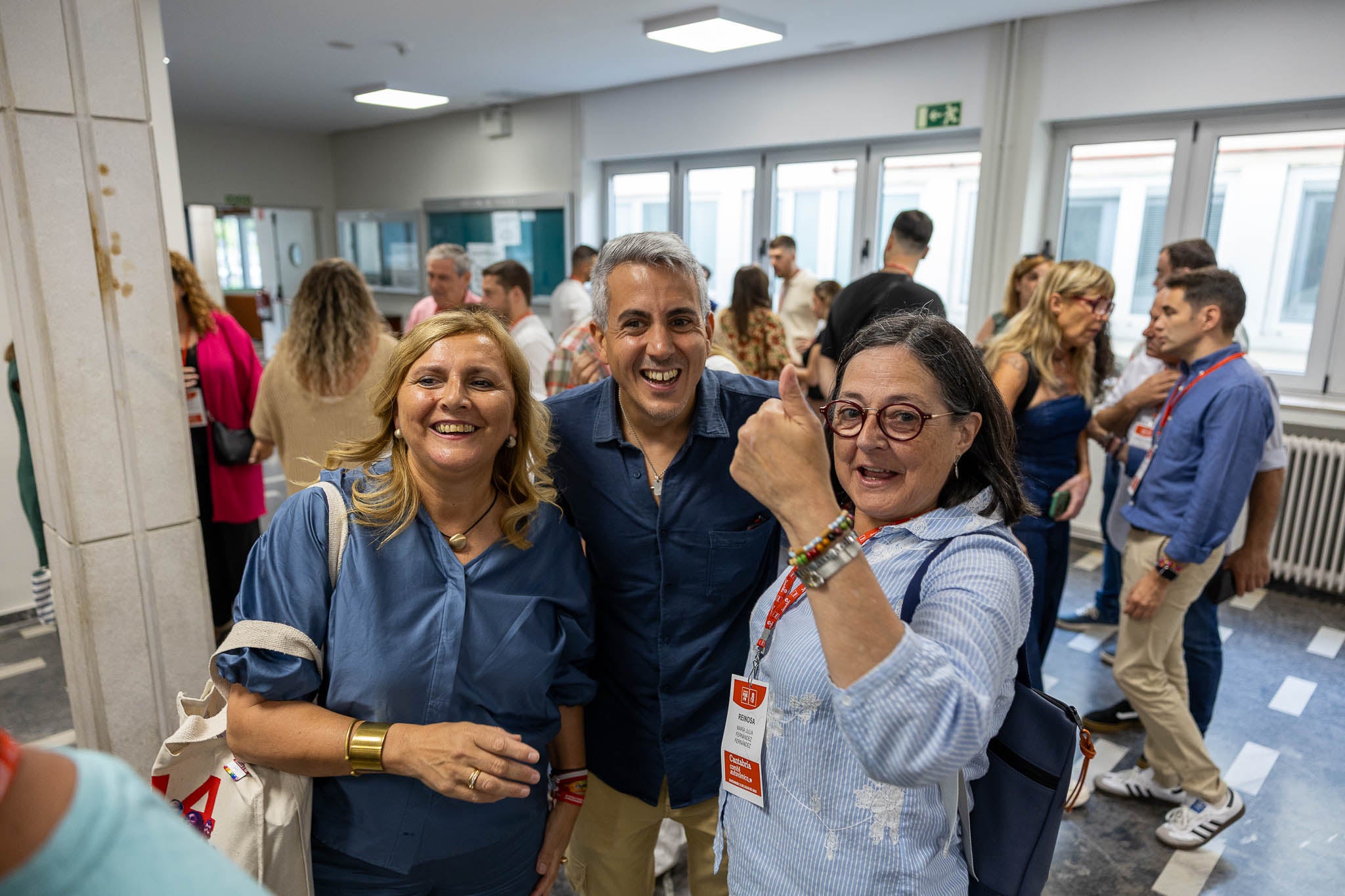 Noelia Cobo y Pablo Zuloaga junto a otra militante.