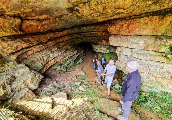 El primer grupo de visitantes que accede a la gruta de Cudón desde 2017.