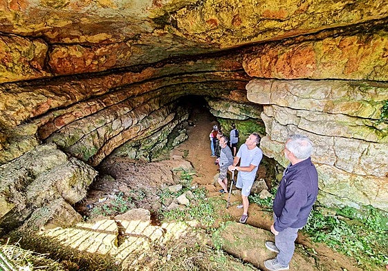 El primer grupo de visitantes en la gruta de Cudón esperando a entrar.