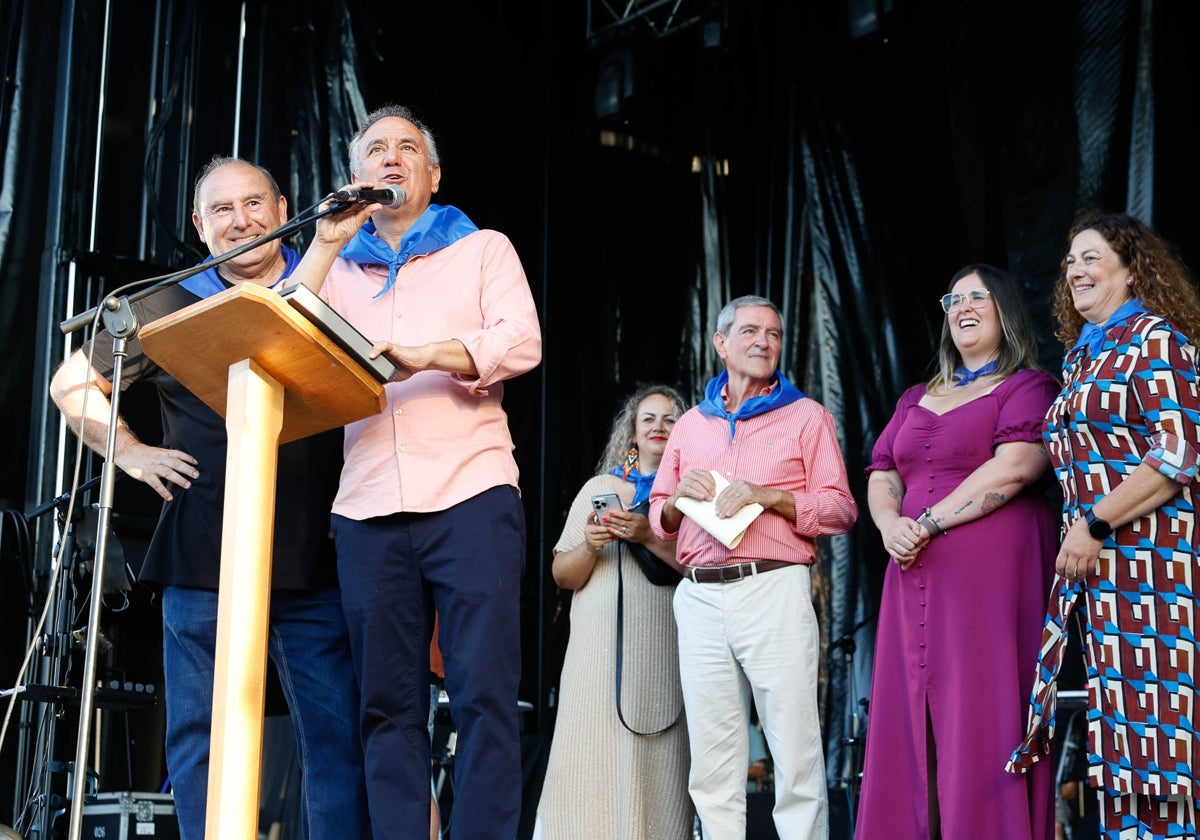 Un momento del pregón de fiestas en Suances.