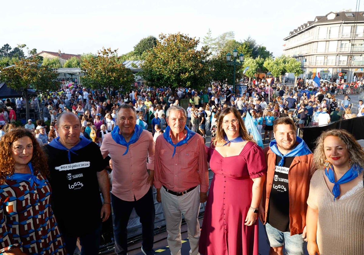 Imagen principal - Arriba la Corporación posando con Roberto Brasero, en la segunda foto el público que anoche se concentró en Viares y, en tercer lugar, cuando Brasero por fin consiguió hacer estallar el chupinazo.