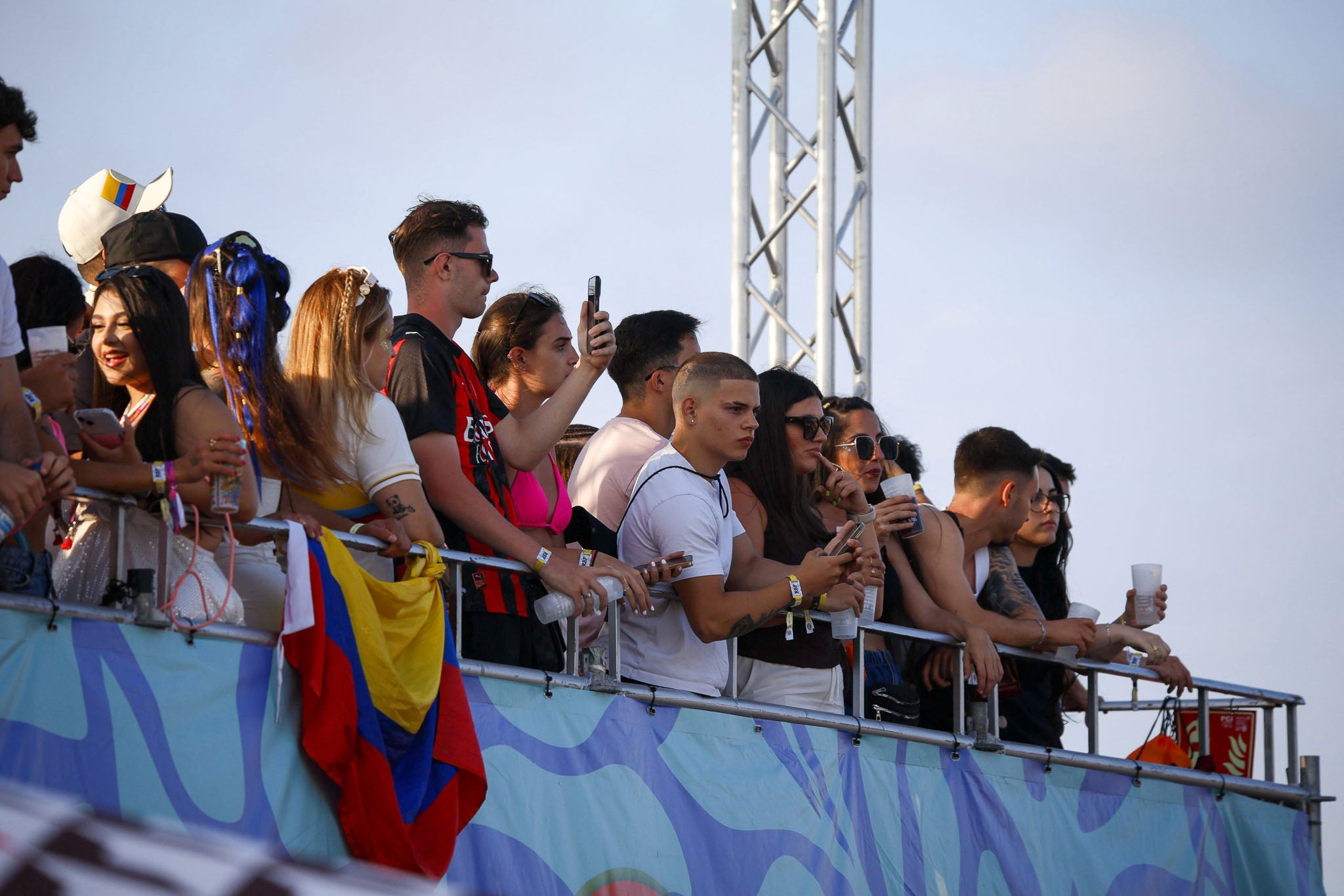Asistentes viendo  el 'show' desde la zona VIP.