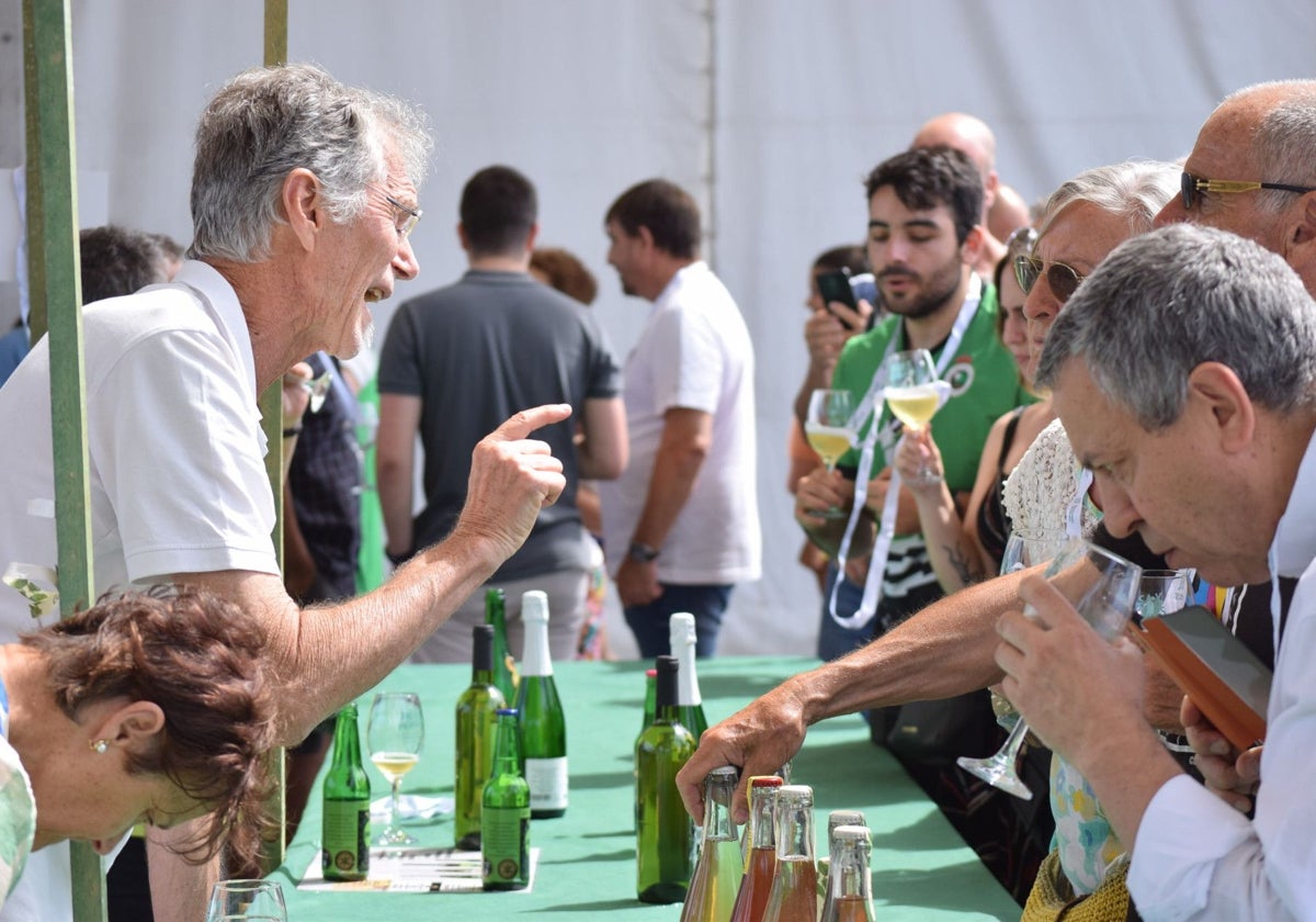 Catadores de sidra durante la última edición de la feria.