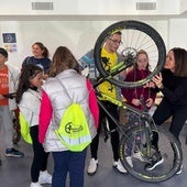 Participantes en una anterior edición del taller de bicicletas en una demostración con la alcaldesa.