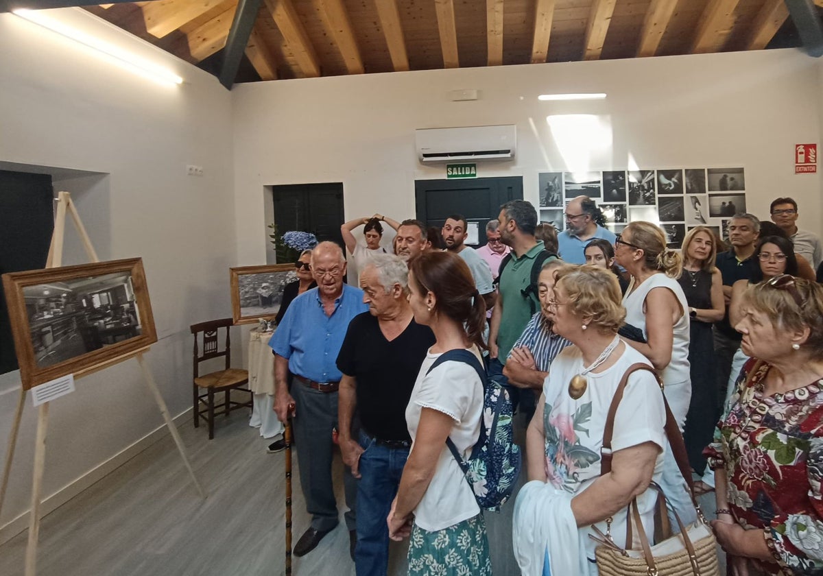 Público presente en la inauguración de la exposición en Pontones.